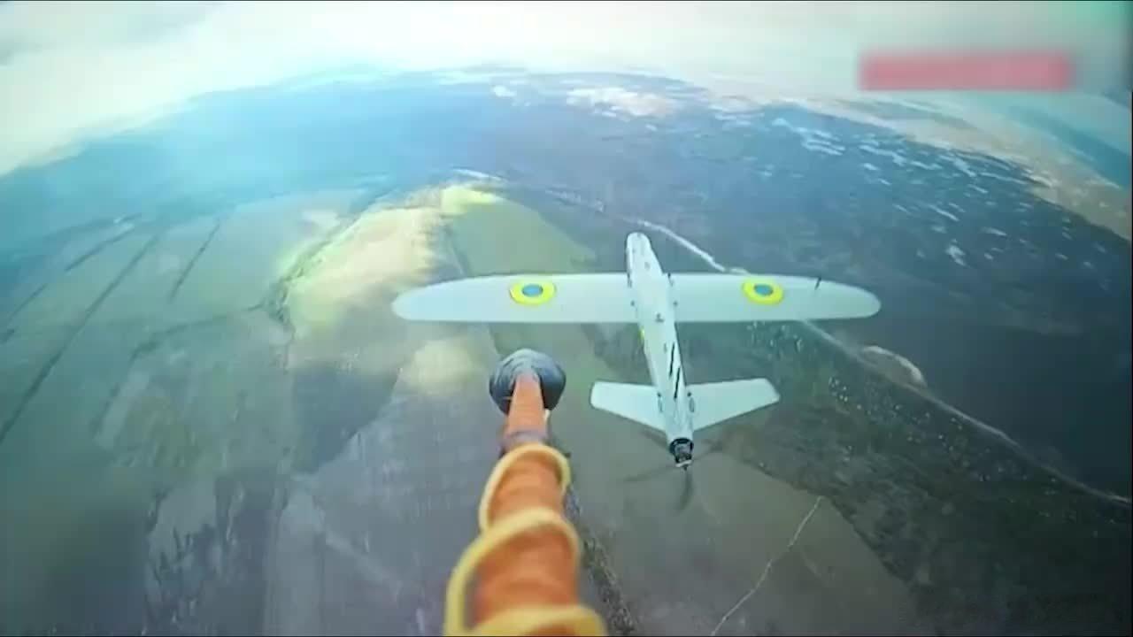 【罕见战术！俄军在无人机前端绑上炸药 高空捅向乌无人机将其炸毁】来自