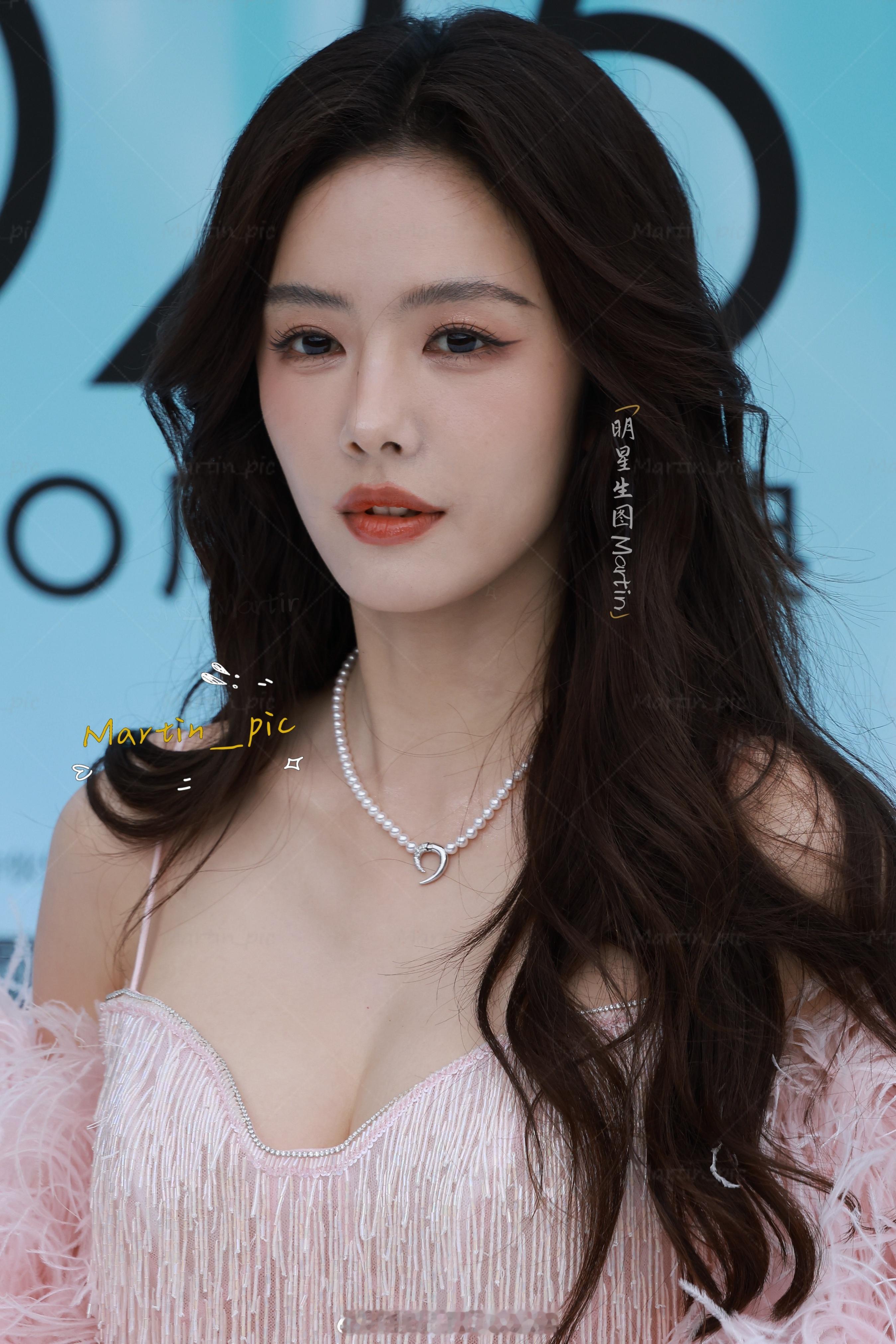 蔡文静[超话] 蔡文静Elle红毯生图今日份粉色蔡文静，姐姐看上去真的香香软软[