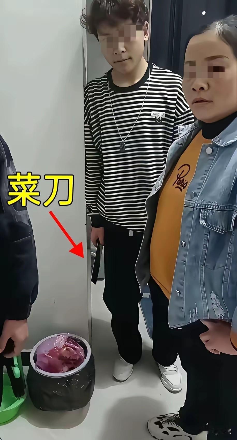 不念多年的养育之恩，继子拿菜刀将年老继父赶出家门，男子二婚找了个带儿子的女人，掏