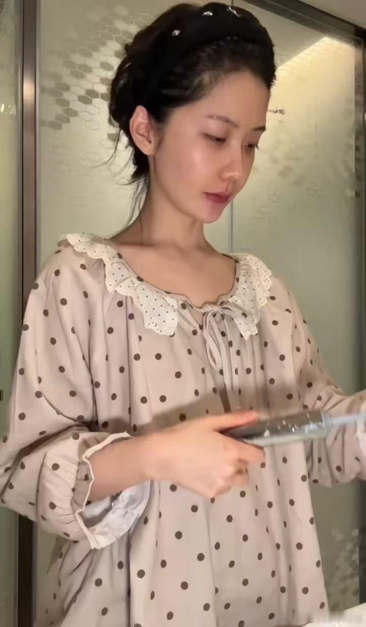 王艺瑾你对你的脸做了什么美女不就是想瘦点嘛，健康开心就好！昨天扫楼那身温柔造型配