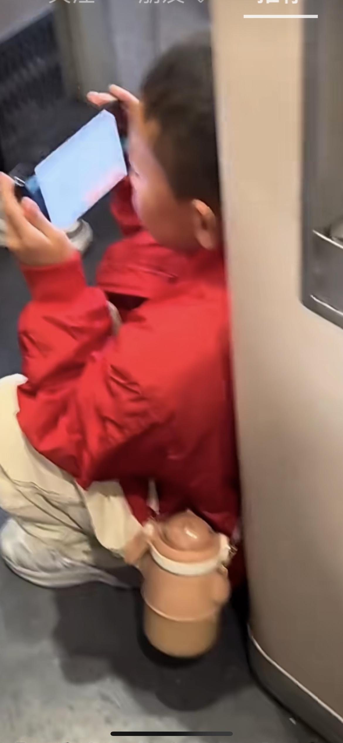 2月27日四川成都，网友高铁上偶遇小孩哥用手机给游戏充钱，动作非常娴熟，充完后还