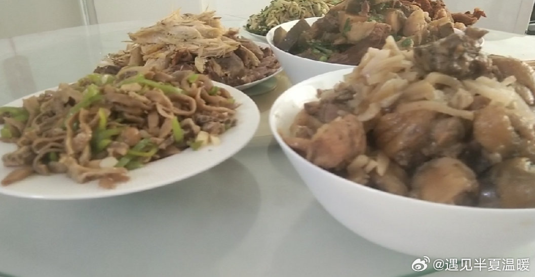 中午姑姑叫着去家里吃饭，上午有点忙，那会正愁中午饭咋解决呢，这不就解决了。 
