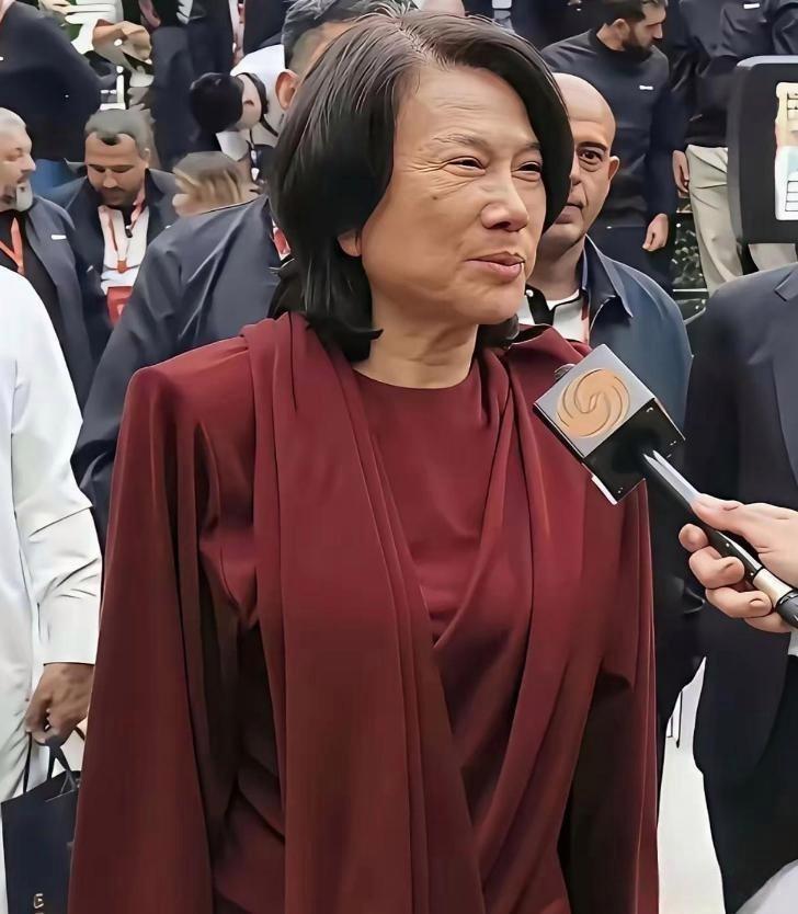 71岁的董明珠始终保持规律务实的状态，近期的诸多日常动态，也让公众得以窥见她职场