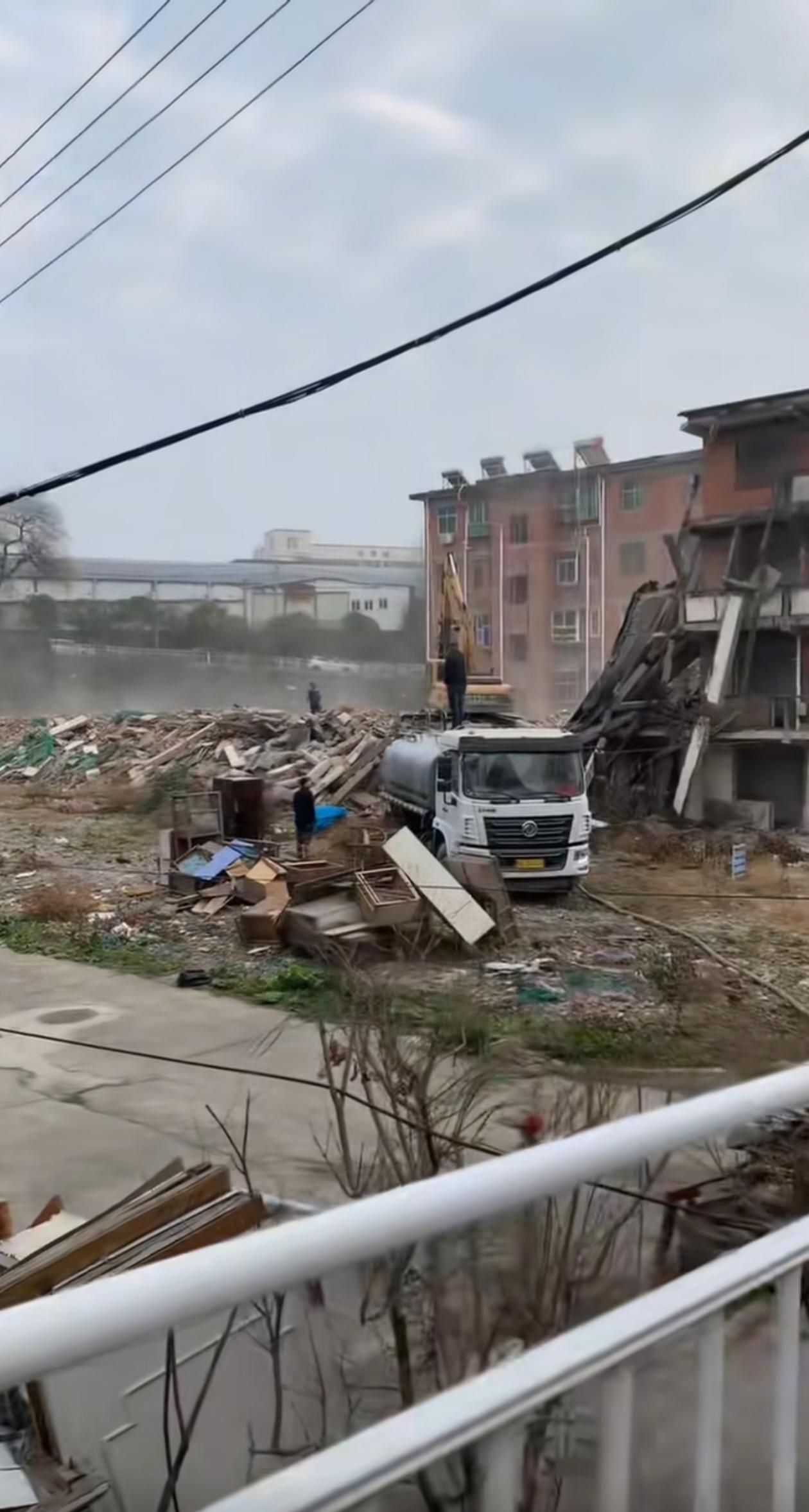 安康张岭掀起拆建浪潮，升级改造成为城市新高地。这种八九十年代的红砖楼房，在那个时