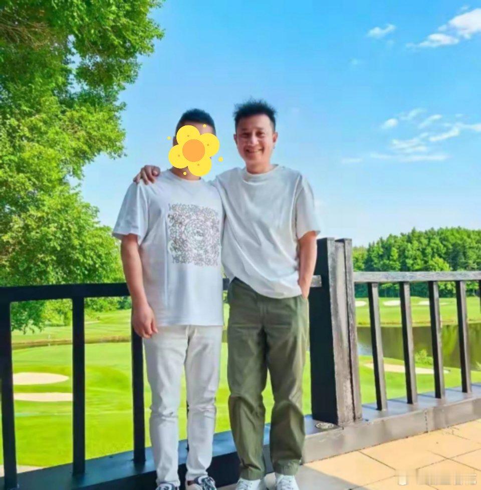 41岁文章在吉林游玩被偶遇，他的面相变了，脸型好方，头发爆炸 ​​​