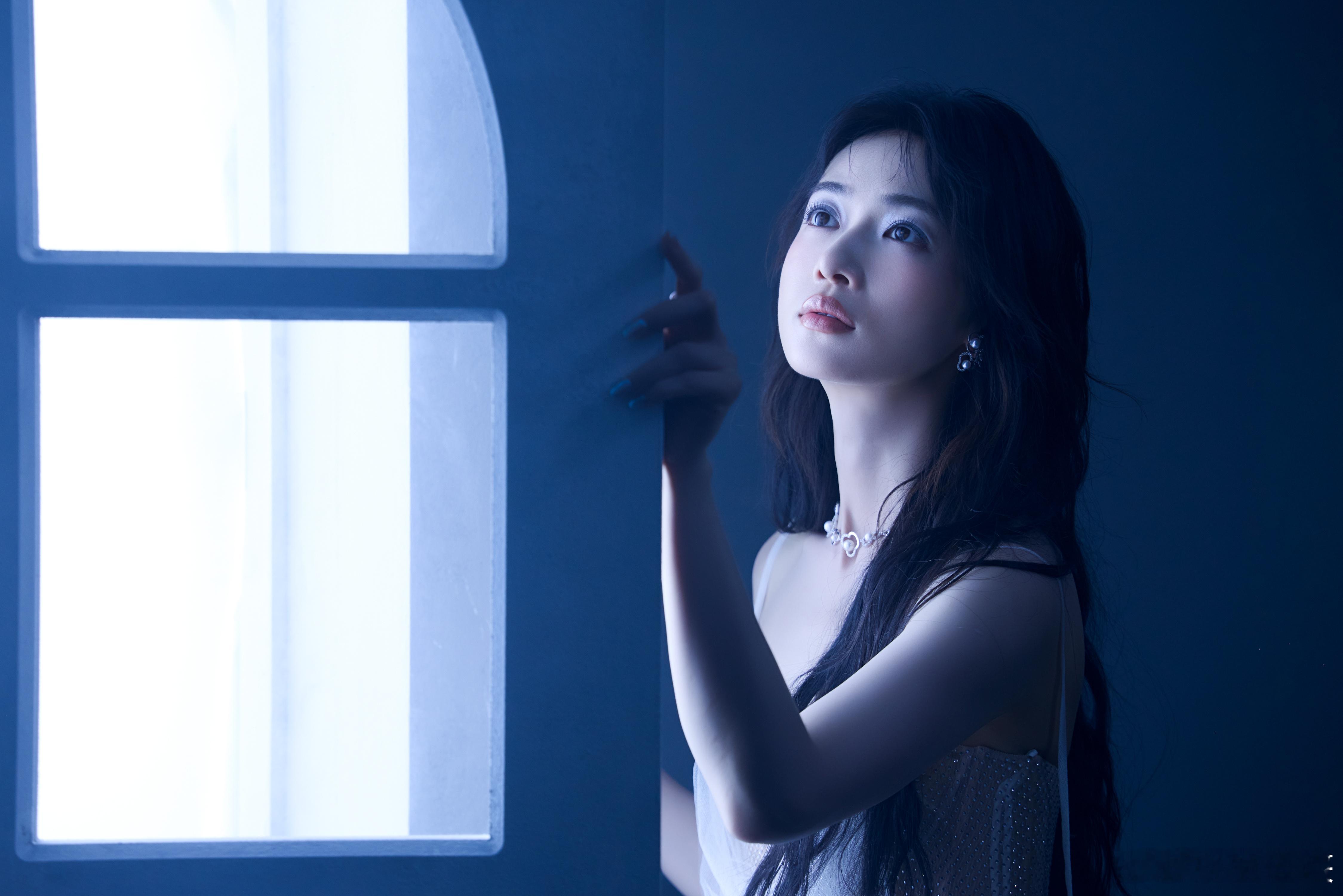吴谨言于正b612受害者外星人瓜子脸+灵魂对视，这波滤镜真的很古早了，看得出他们