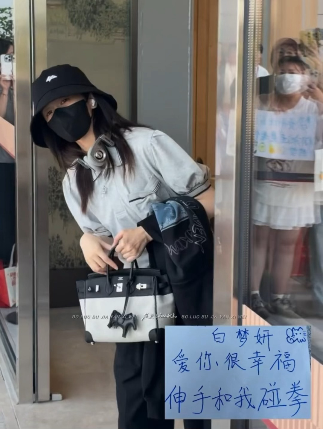 都进去了 发现还有个牌子 小孩就这么猫着头看