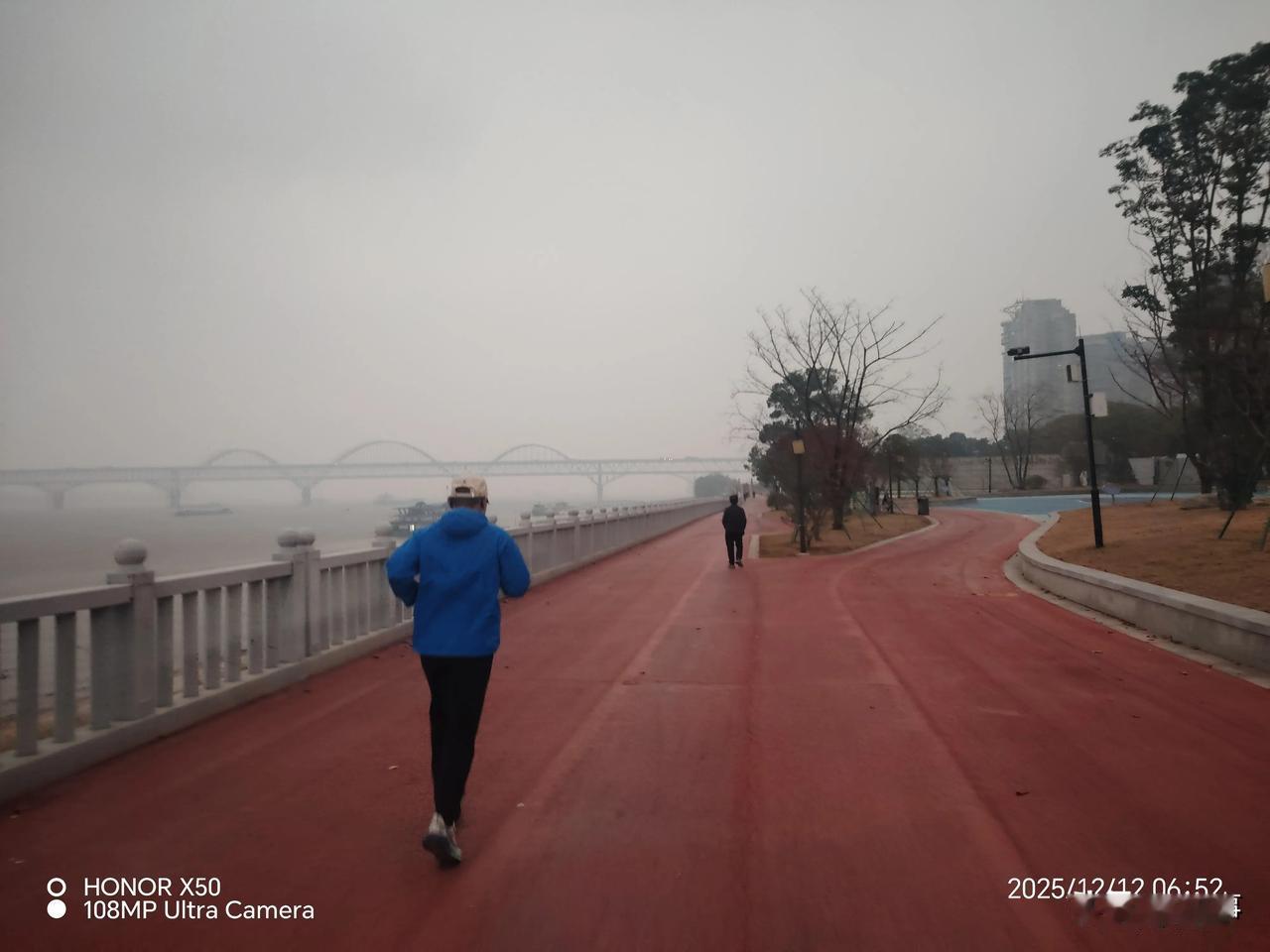 鸿蒙2025年度先锋体验长江岸边晨练“鸿蒙2025年度先锋体验”