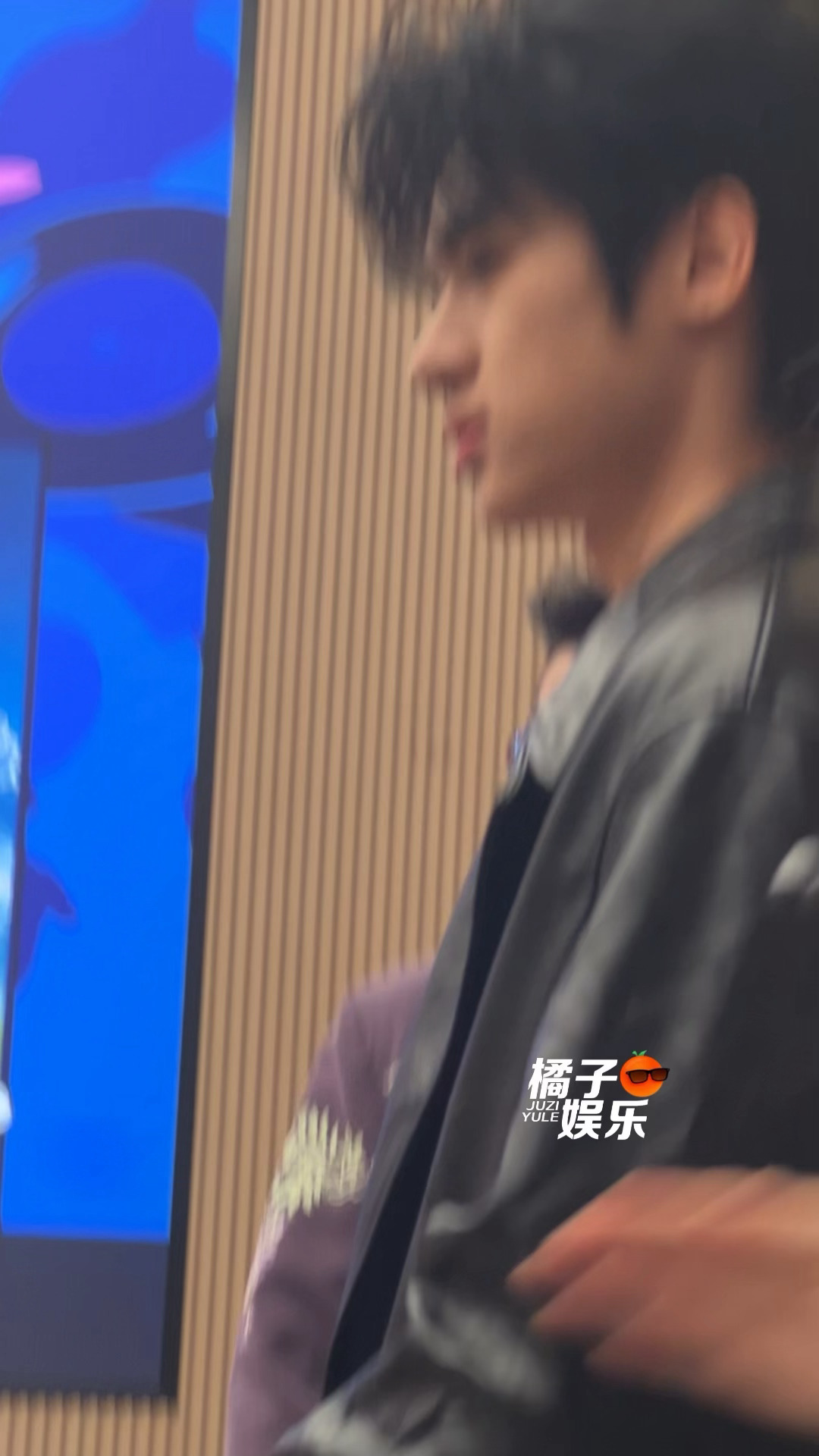 小顺顺就这样穿的帅帅的但萌萌地打招呼 张峻豪直播皮衣造型 音乐缘计划 ​​​