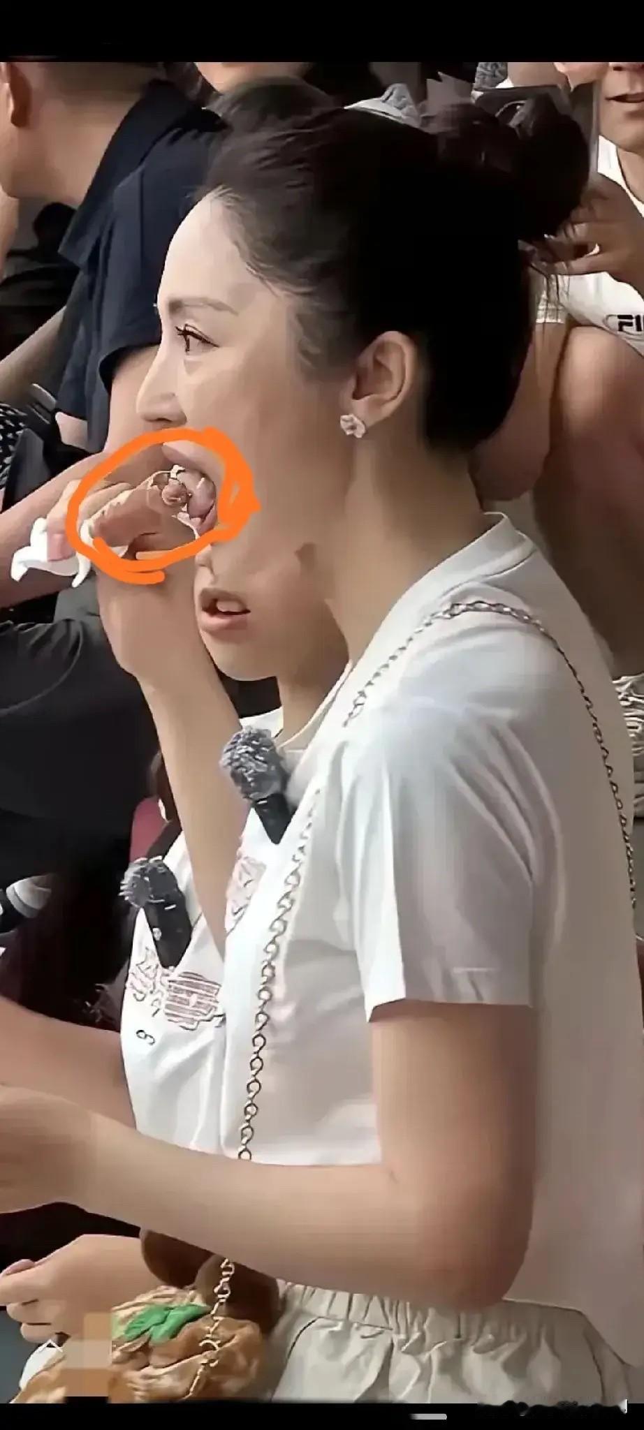 看到大家都惊叹董璇的舌钉
其实没什么好惊讶的
她打舌钉的原因只有一个，
那