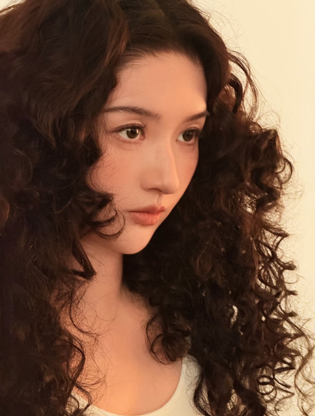 王玉雯分享卷发合集～“哎，这么多照片，你们肯定不会都看完的嘻嘻！” 