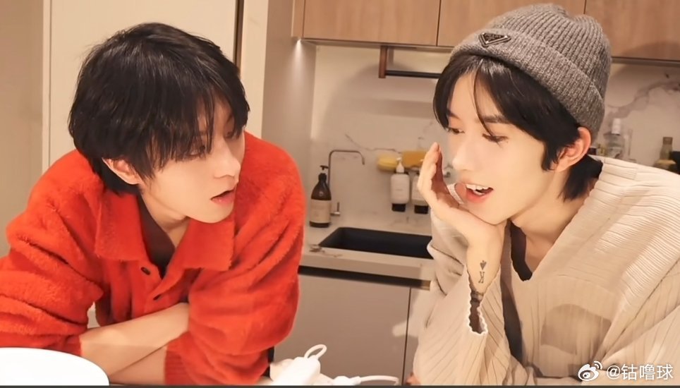 月经失调了我妈带我看中医调理医生：少看点男同吧我：呃…又被看穿了 