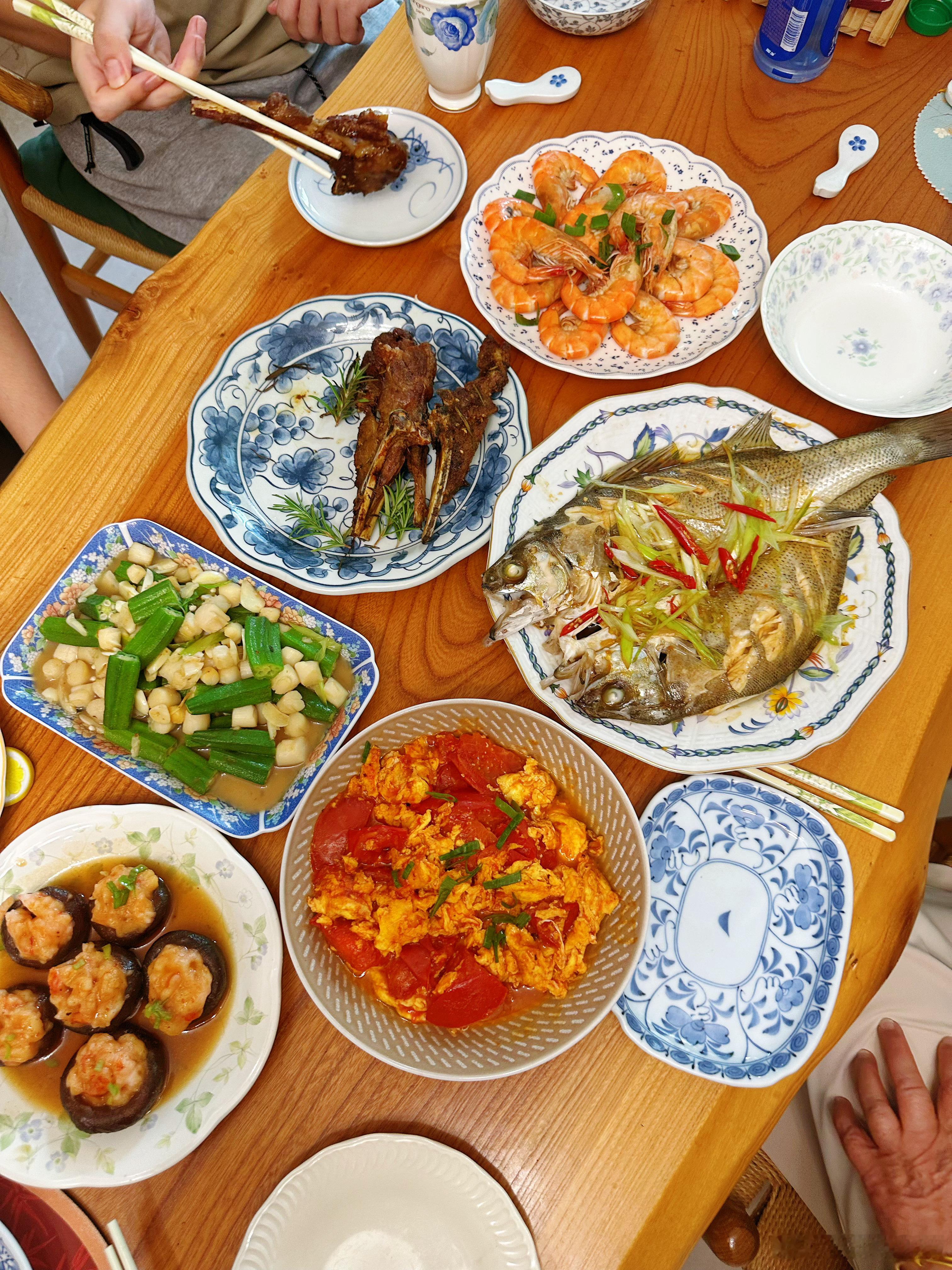 放假的过节，哪儿都不去，有空，那不得多做俩菜呀，端午节快乐，你们都吃什么好饭了？