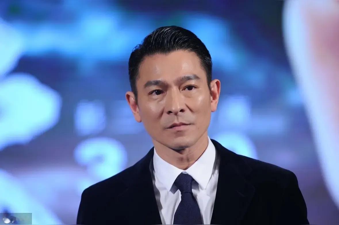 近日，一则刘德华女儿“炫爸”趣事在港圈疯传。据港媒报道，小公主在学校里一脸骄傲地