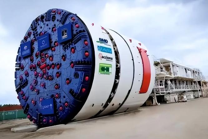 印度媒体这两天跟过年一样，疯狂刷屏"中方终于低头让步"！两台盾构机从广州港发出，