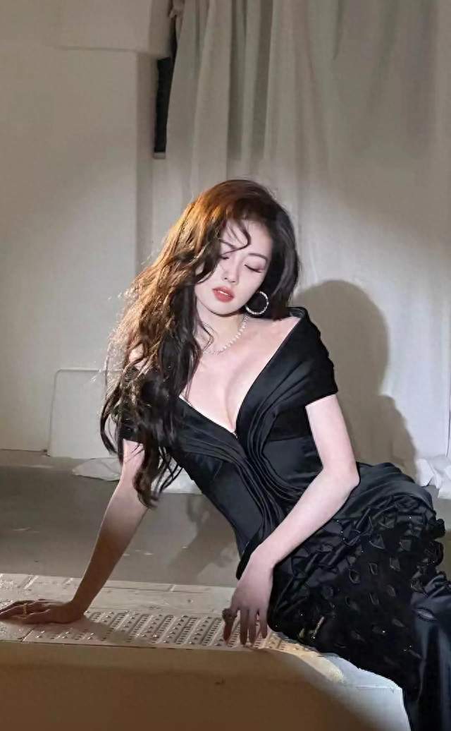 白鹿这身材太绝了！黑裙冷艳粉裙甜美，内娱的“行走衣架子”！