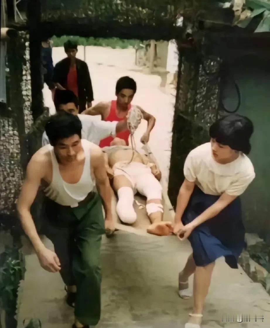 这是刚从手术台上抬下来的战士，从镜头中可以看出他身上包满绷带，右腿脚掌被截断，受