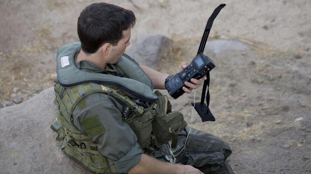 被击落的美国飞行员如何在伊朗保持隐蔽和联系

当美国F-15E战机的机组人员在伊