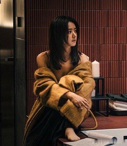 #赵丽颖新片孕妇装# 赵丽颖在新片《乔妍的心事》中挑战孕妇装造型，饰演复杂恶女乔