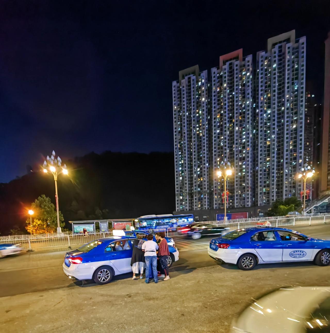 互不相让持续一二十分钟了