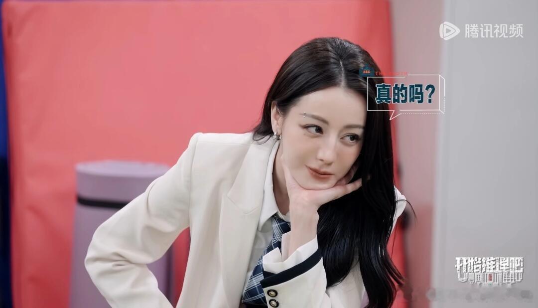 风赫日丽[超话]  没想到张凌赫是因为害羞才扭头😻，我好想看看以金靖视角里的他