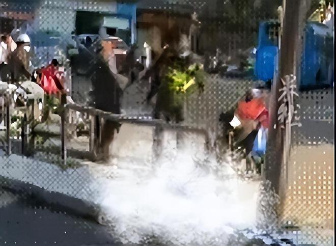 损害执法公信力：城管作为执法人员，代表着公权力。涉事城管的粗暴行为，将公权力沦为