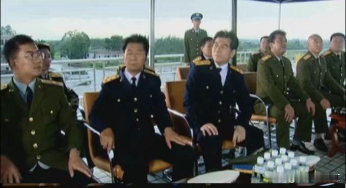 电视剧《长空铸剑》是在广东遂溪某空军基地拍摄的。
拍影视剧嘛，一般都是只带主演和