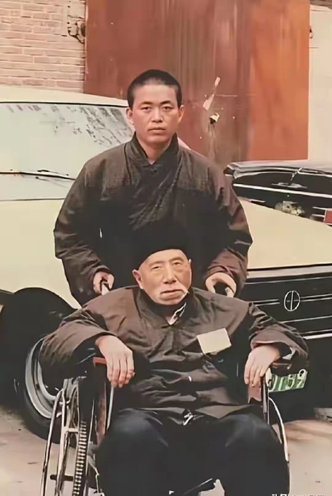 年轻时的释永信推着师傅的一张留影，那时候他还是一位孝顺的徒弟 