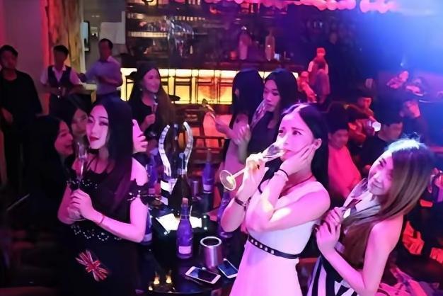 听过最现实、也最刺骨的一段话，出自一位混迹夜场多年的姑娘，瞬间道尽了成年人的无奈