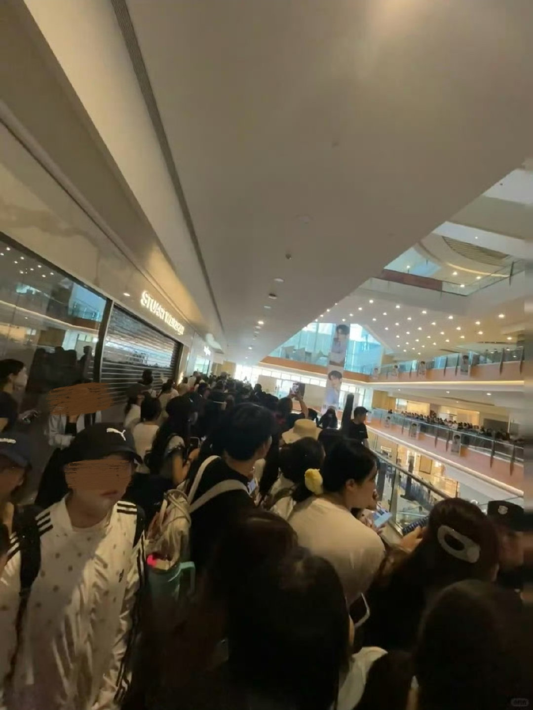 张凌赫活动 玻璃挤碎 我们张凌赫这个线下应援热度真的拉满了！可惜爆棚客流居然意外