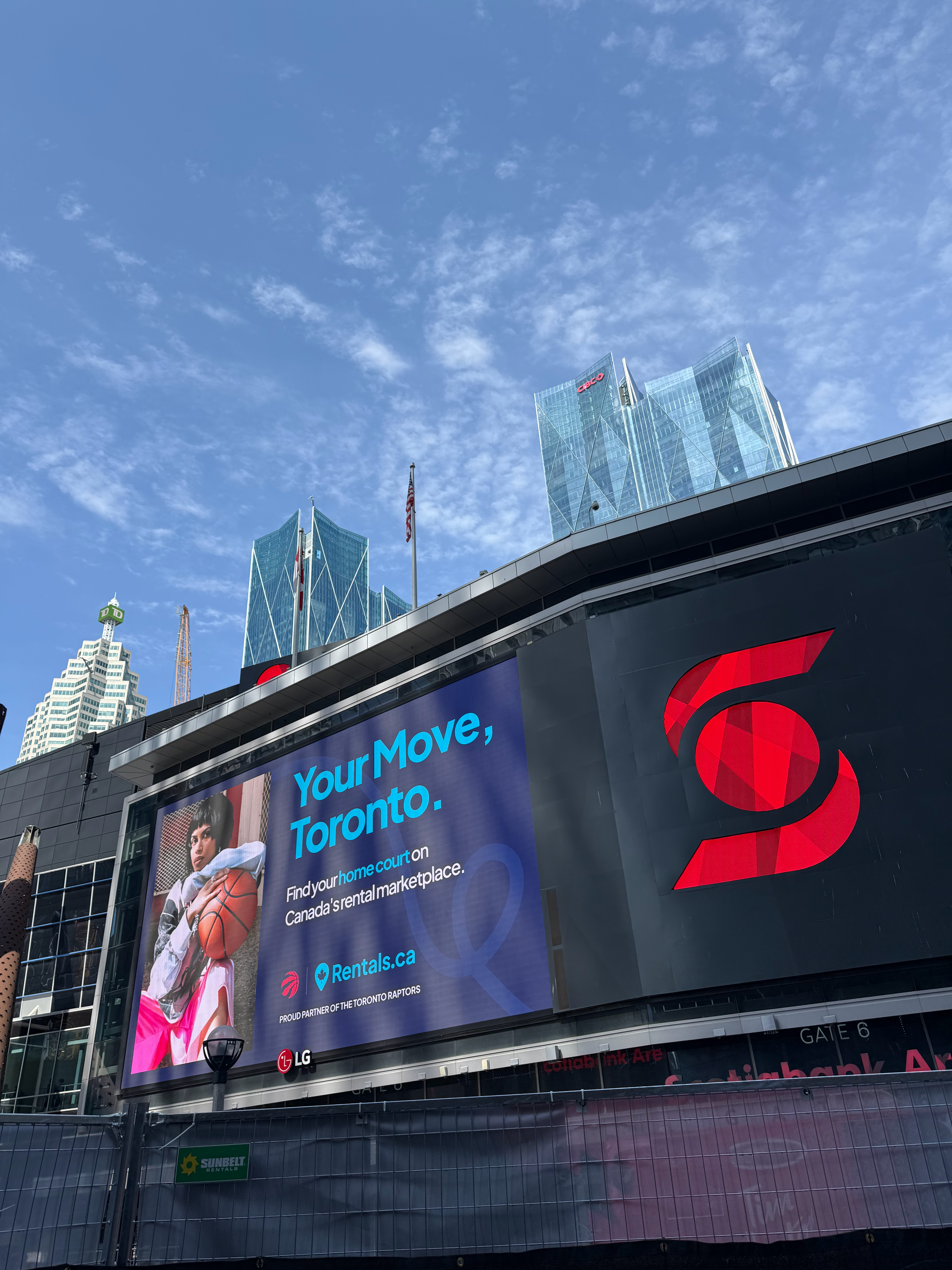 篮天下 猛龙队季后赛主场户外大屏广告，五秒滚动一次，站了一会儿就十几个广告了，职