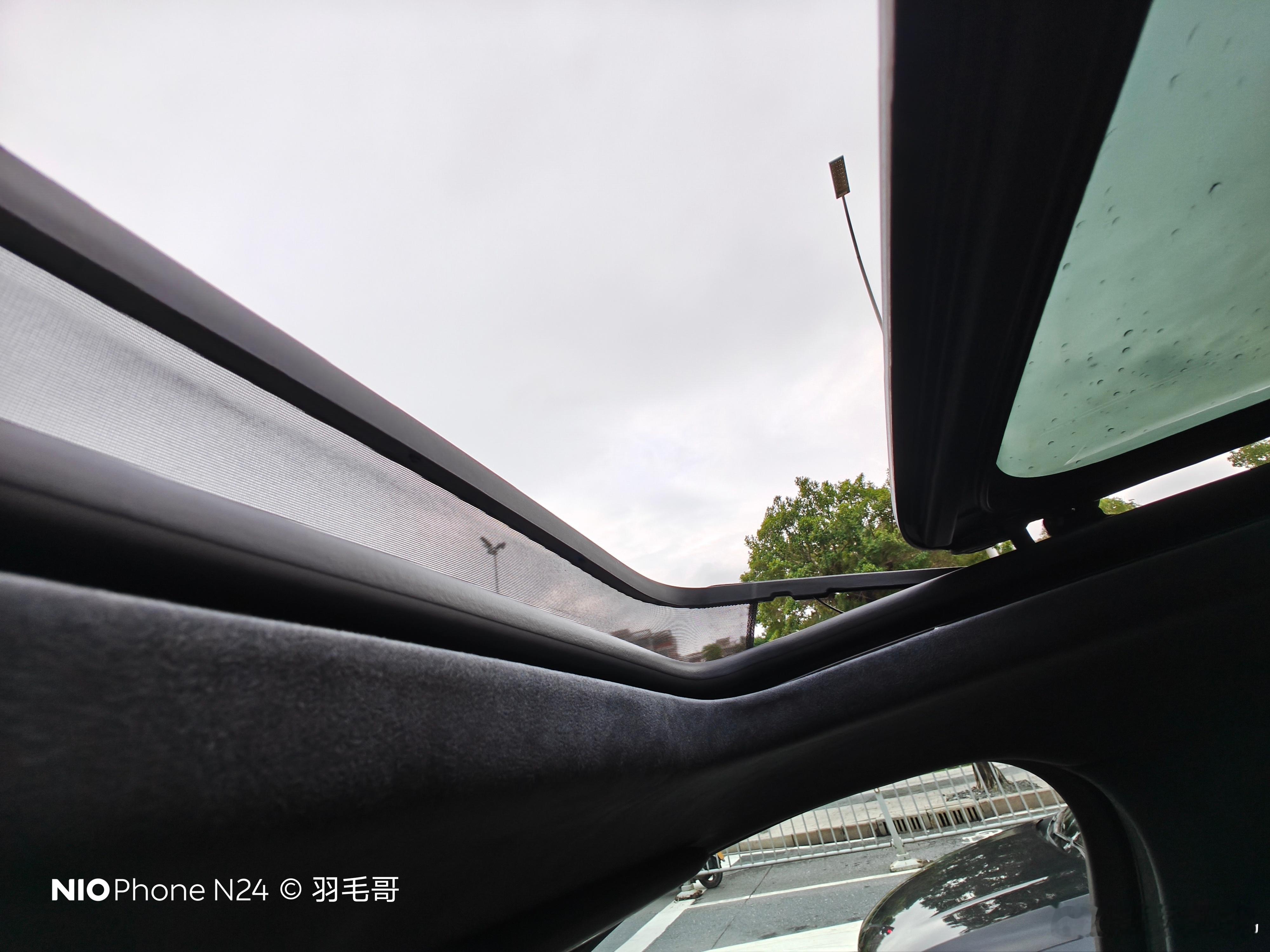 傍晚时分开着es8打开天窗吹着雨后的海风真的很舒服，可惜这个行业的车顶正在全面的