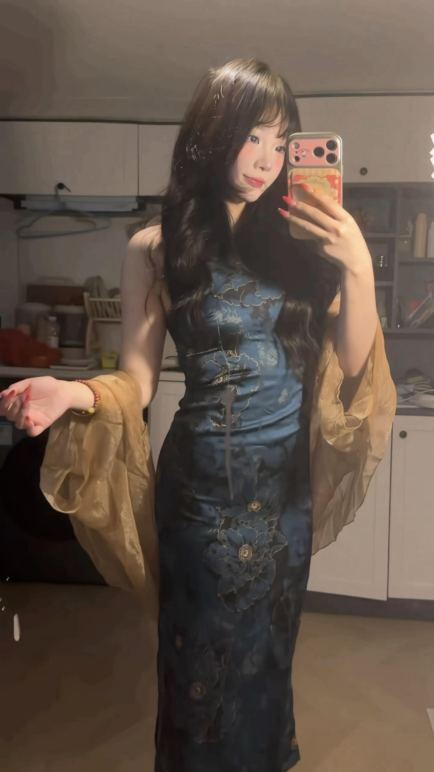 “爱着你，像心跳，难触摸”