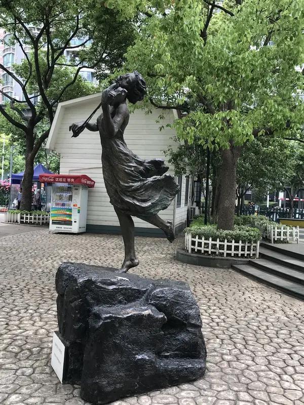 如何看待崔始源现身大S雕像揭幕仪式
崔始源现身大S雕像揭幕仪式，这事儿真挺让人意