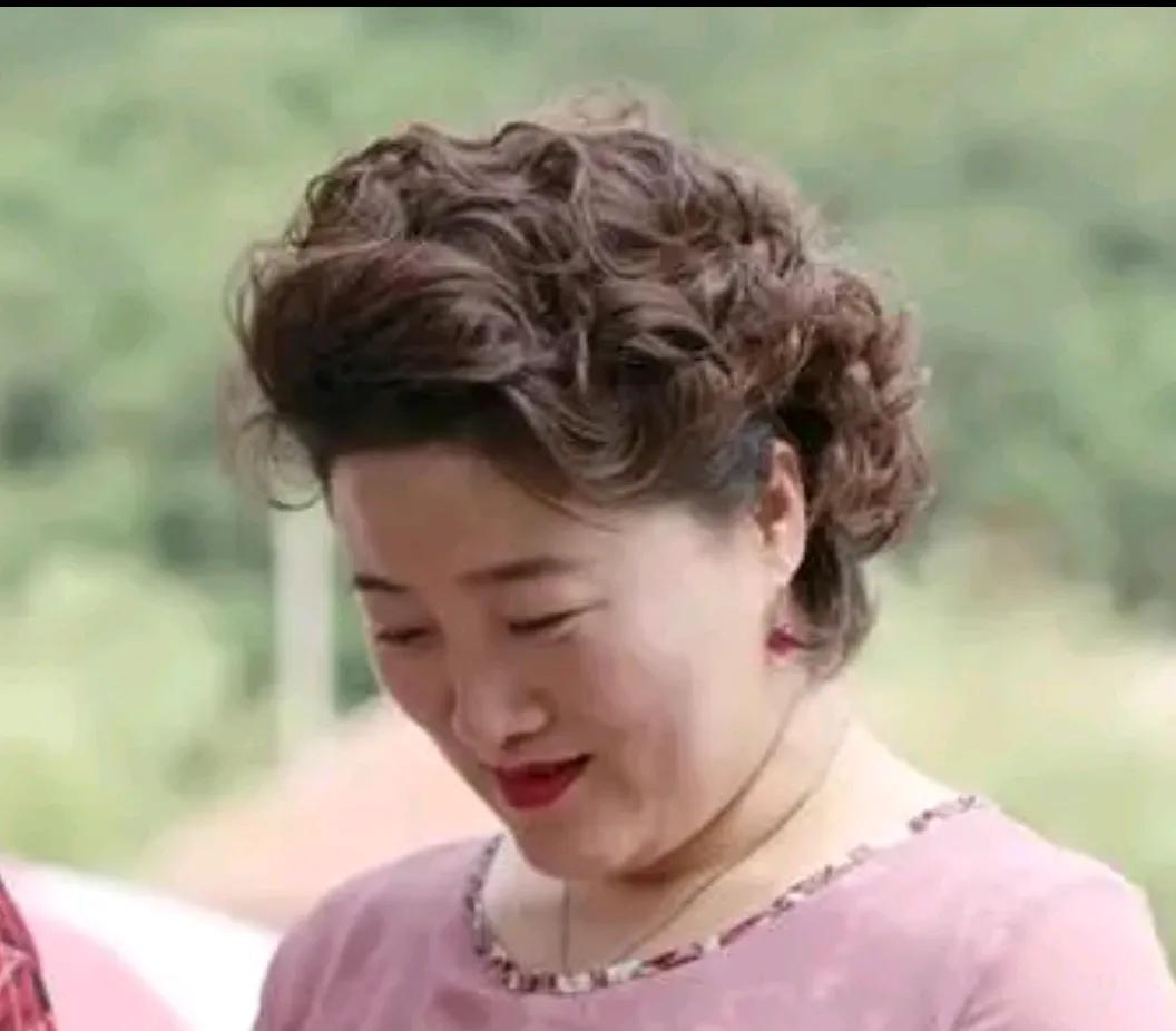 葛珊珊饰演的“王云”是一位性格鲜明的农村妇女。她的外貌特点是有着大脸盘子，其形象