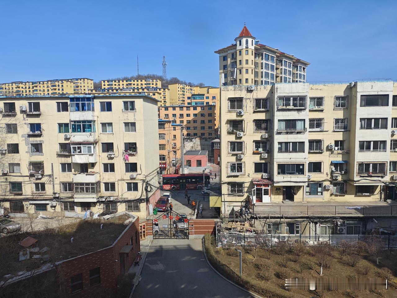 我这房子买得挺好，逢年过节还能借光受点香火
        当初我买这个房子的时