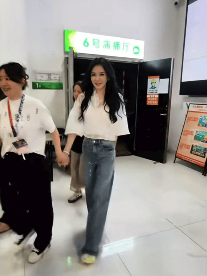 每次这样拎着双高跟鞋被工作人员牵着走出来 笑嘻嘻对打招呼的人点头示意就乖惨了 好