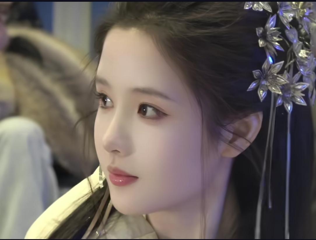 静若处子，动若惊鸿
回眸一笑百媚生。