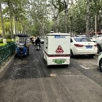 上午外出办事，回来的路上，见一辆无人驾驶投递车驶入了便道，走走停停，龟速前行。