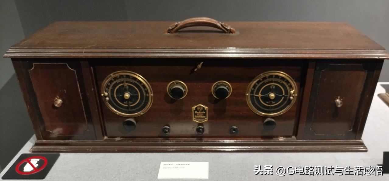 从矿石收音机的懵懂起步，到超外差、调频广播的技术迭代，再到老便携机的烟火日常。百