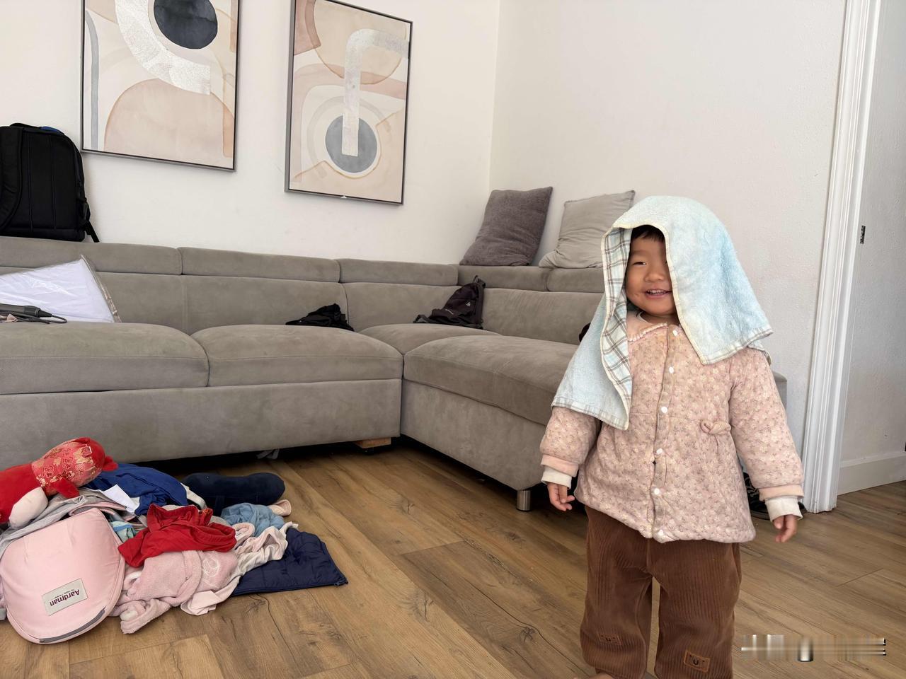 （1555）：淘气的妹妹，经常把沙发上所有的衣服都扔到了地上，然后从中捡起一块毛