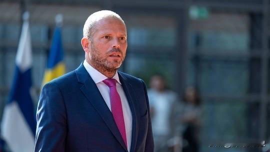 比利时国防部长西奥·弗兰肯表示，正在考虑派遣士兵在布鲁塞尔街头执行巡逻任务。面对