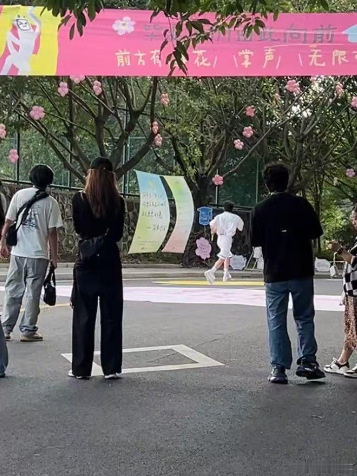 周深绝对不会让助理系鞋带的 B站永远22毕业歌会小小鞋带见人品，温和谦逊刻于日常