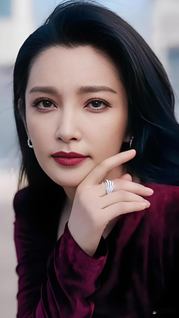 中国艺人‌李冰冰‌亮相‌巴黎高定时装周‌，受邀出席‌Giorgio Armani