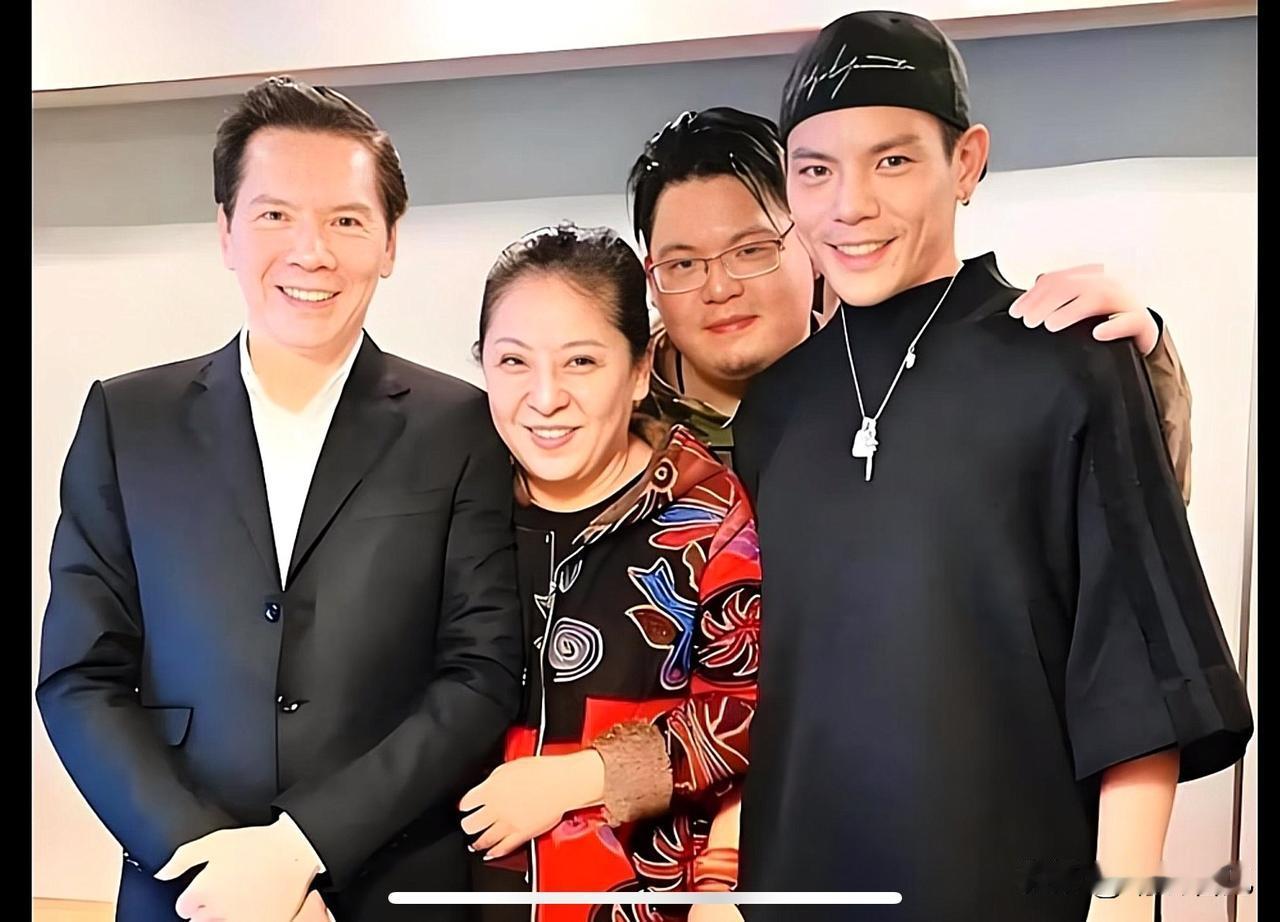 发现没？
向佑过了个39岁生日，却过了一个寂寞！

他账号简介挺有意思：向华强、