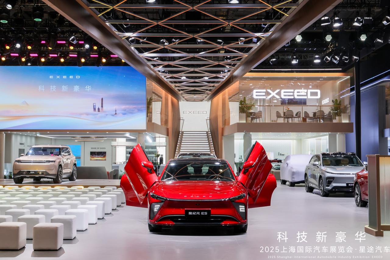 在2025上海车展 ，星途品牌以“科技新豪华”为核心，携多款高端智能新能源车型亮