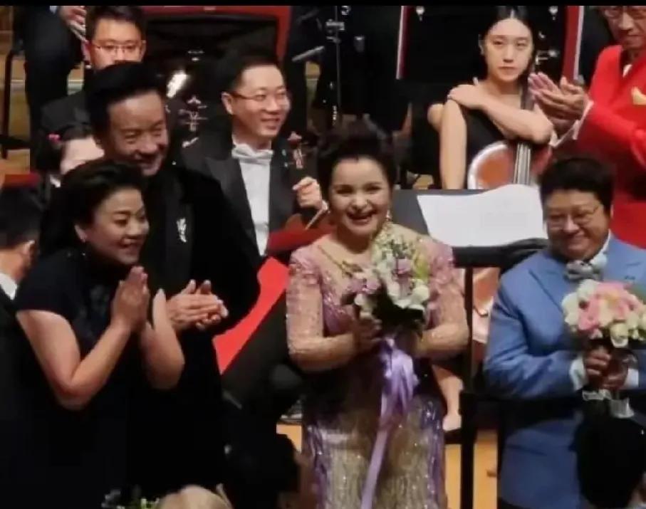 三位女高音歌唱家，中间的这位好厉害啊，虽然韩红和张也名声比较响，但她俩都得把她当