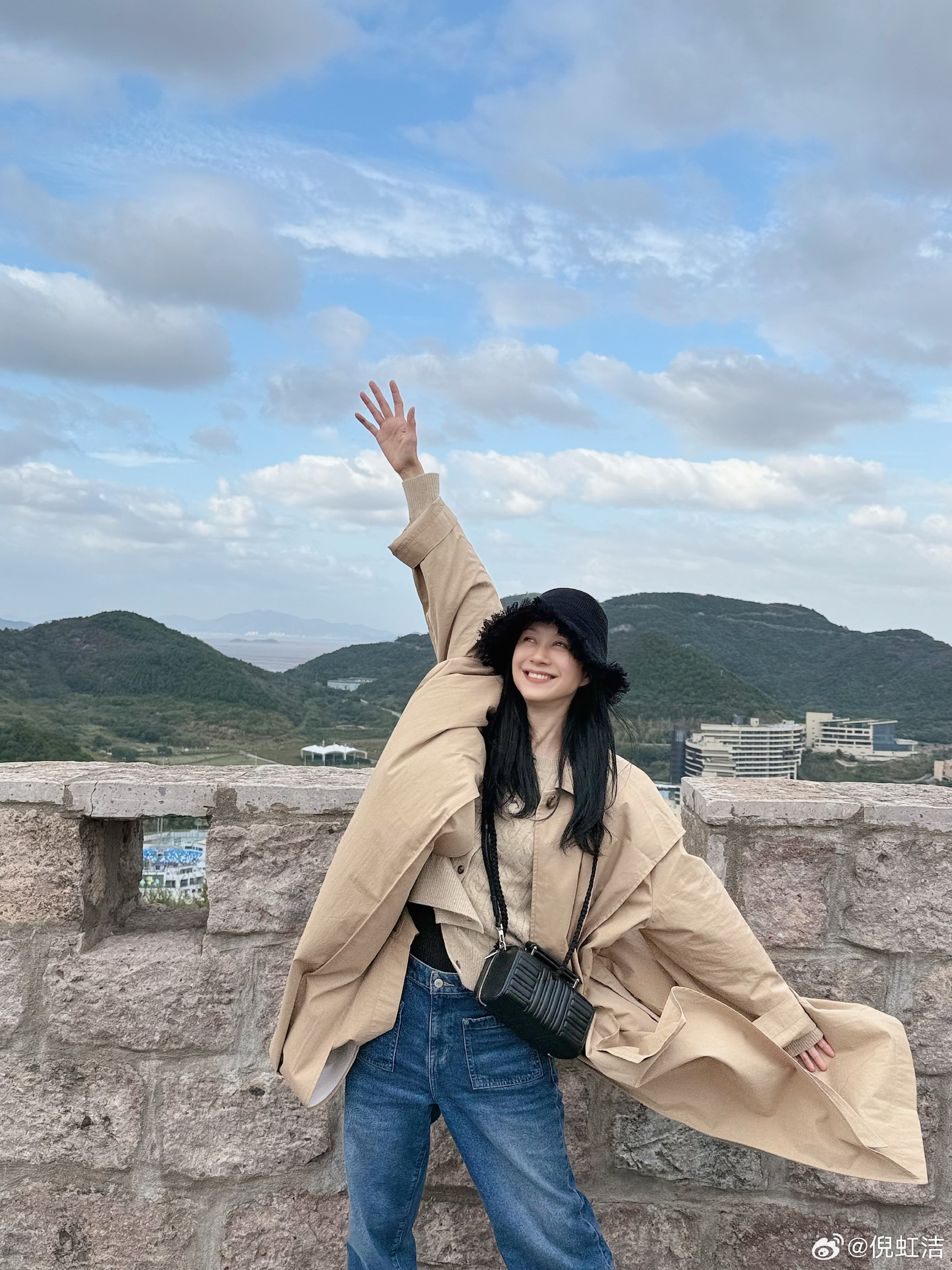 倪虹洁坦言一人赡养五位长辈，父母、继父、姑姑姑父皆在其中，温柔扛起所有责任✨ 同