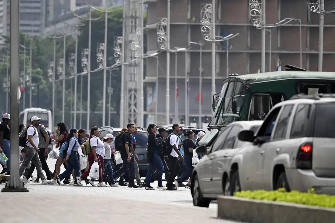 困死委内瑞拉
新华社北京12月25日电 一名美国官员24日说，白宫已下令美军对委