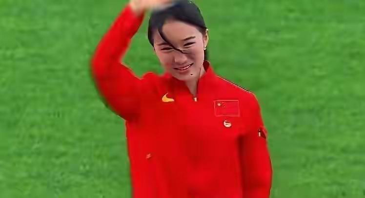 中学老师接机陈妤颉：欢迎回家
她是中国乃至亚洲百年罕见的短跑奇才，中国短跑的新锐
